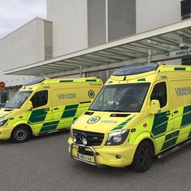 Ambulansseja sairaalan edessä