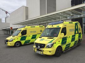 Ambulansseja sairaalan edessä